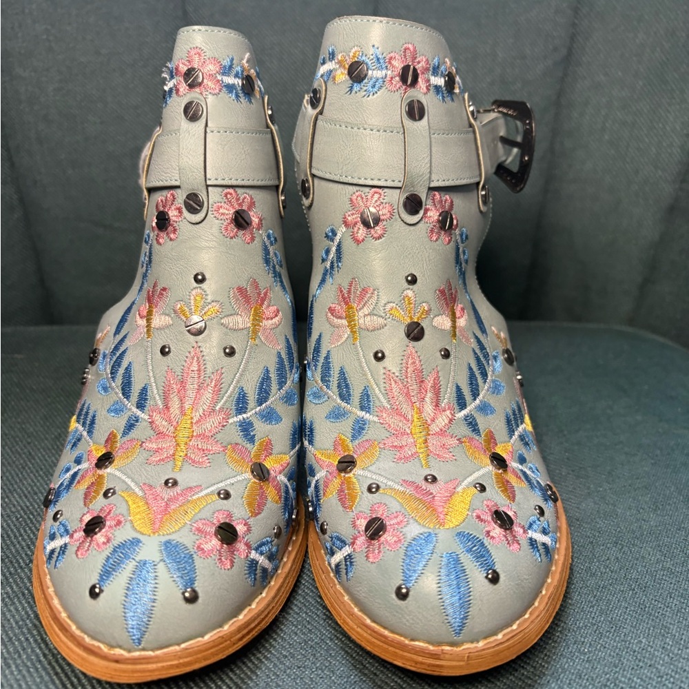 Floral Embroidered Women's Heeled Boots - image 2